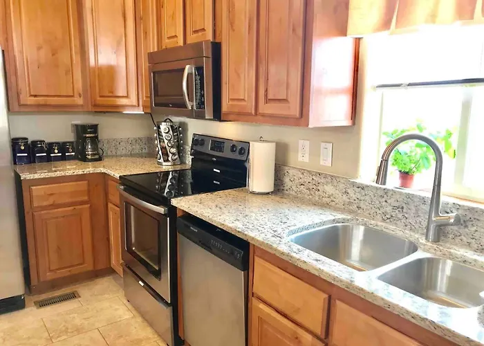 Pet-friendly Desert House With Vermillion Cliffs Views & Boat Parking Near Antelope Canyon, Arizona Holiday home